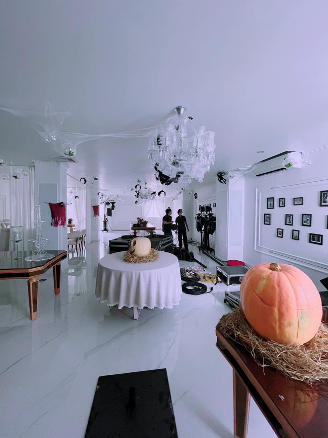 Không khí Halloween rộn ràng của dàn sao Vbiz: Lý Nhã Kỳ chơi lớn trong bạch dinh, đố nhận ra các nhóc tỳ khi hoá trang? - Ảnh 3.