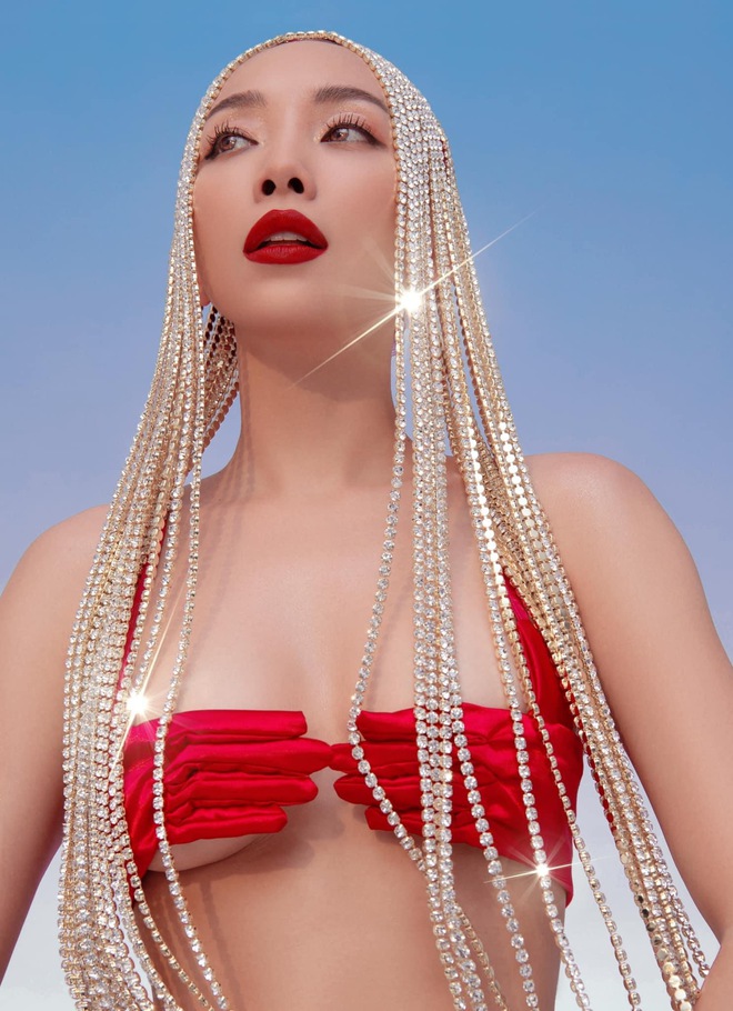 Nóng nhất đêm Halloween chính là Tóc Tiên: Đỏ rực như 1 ngọn lửa, gây chú ý bởi bàn tay hư ôm trọn đôi gò bồng đảo nở nang - Ảnh 4.