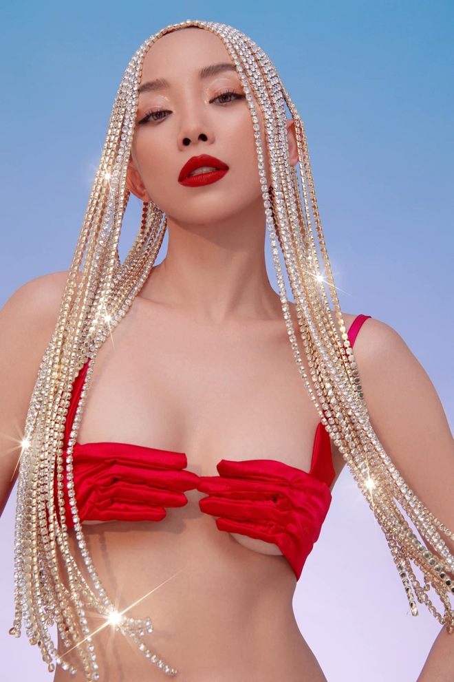 Nóng nhất đêm Halloween chính là Tóc Tiên: Đỏ rực như 1 ngọn lửa, gây chú ý bởi bàn tay hư ôm trọn đôi gò bồng đảo nở nang - Ảnh 3.