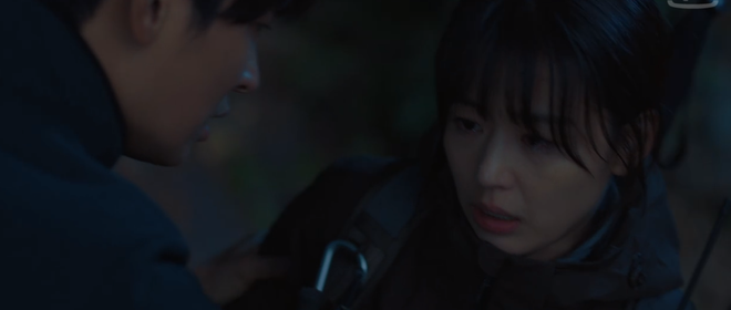 Jeon Ji Hyun - Joo Ji Hoon lộ quá khứ tang thương, đối đầu với sát nhân giết người hàng loạt ở Jirisan tập 3 - Ảnh 4.