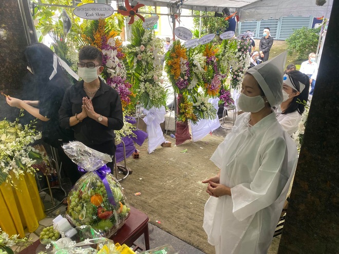 Trịnh Kim Chi tiều tuỵ, buồn bã trong tang lễ mẹ ruột, Long Nhật thành kính đến chia buồn - Ảnh 4.