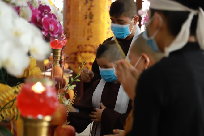 Lễ hoả táng cố ca sĩ Phi Nhung tại Việt Nam: Con trai nuôi ôm chặt di ảnh, không khí tang thương bao trùm gây đau xót - Ảnh 8.