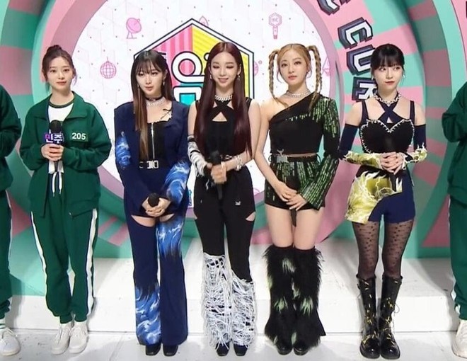 Chung khung hình với một nữ thần Kpop Gen 2, Karina (aespa) được khen đẹp lấn át đàn chị nhờ 2 điểm này - Ảnh 5.