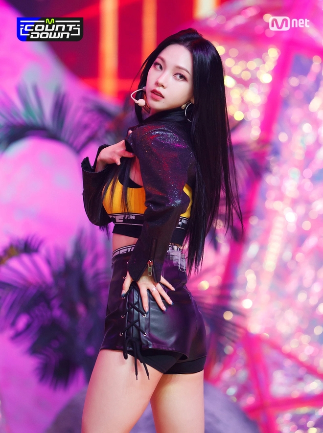 Chung khung hình với một nữ thần Kpop Gen 2, Karina (aespa) được khen đẹp lấn át đàn chị nhờ 2 điểm này - Ảnh 3.