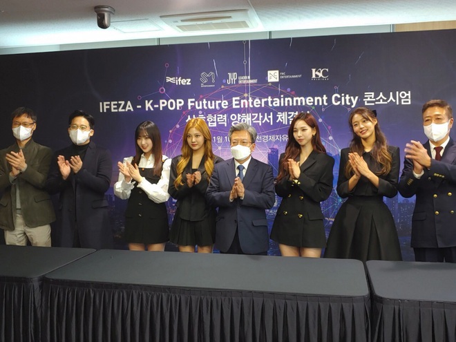 Chung khung hình với một nữ thần Kpop Gen 2, Karina (aespa) được khen đẹp lấn át đàn chị nhờ 2 điểm này - Ảnh 1.