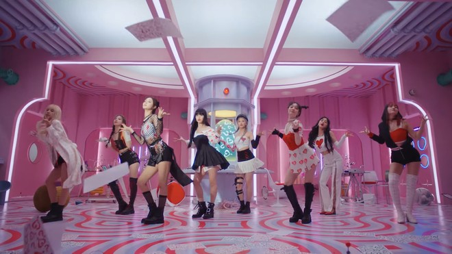 Nghe bài mới của TWICE mà tưởng đang collab cùng Red Velvet, 1 chi tiết trong MV cũng cực giống luôn? - Ảnh 7.