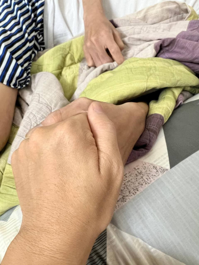 Nam ca sĩ bị bệnh gan và phổi nặng được bạn thân cập nhật hình ảnh mới nhất: Muốn ôm em vào lòng nhưng sợ làm em đau - Ảnh 3.