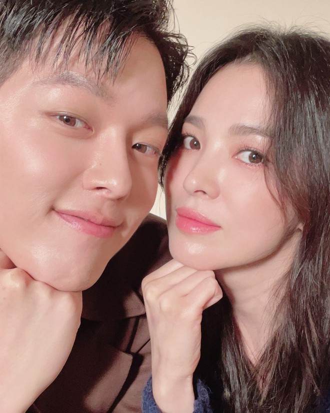 Muốn xỉu vì Song Hye Kyo và tình mới Jang Ki Yong kề mặt sát màn hình, trời ơi nhìn làn da của 2 cực phẩm nhan sắc đi! - Ảnh 2.