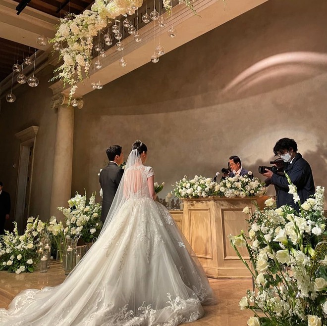 Dàn sao đổ bộ đám cưới nam idol nhà YG: Thái tử Joo Ji Hoon - Heechul điển trai kệ cam thường, mỹ nam iKON trổ tài hát mừng - Ảnh 5.