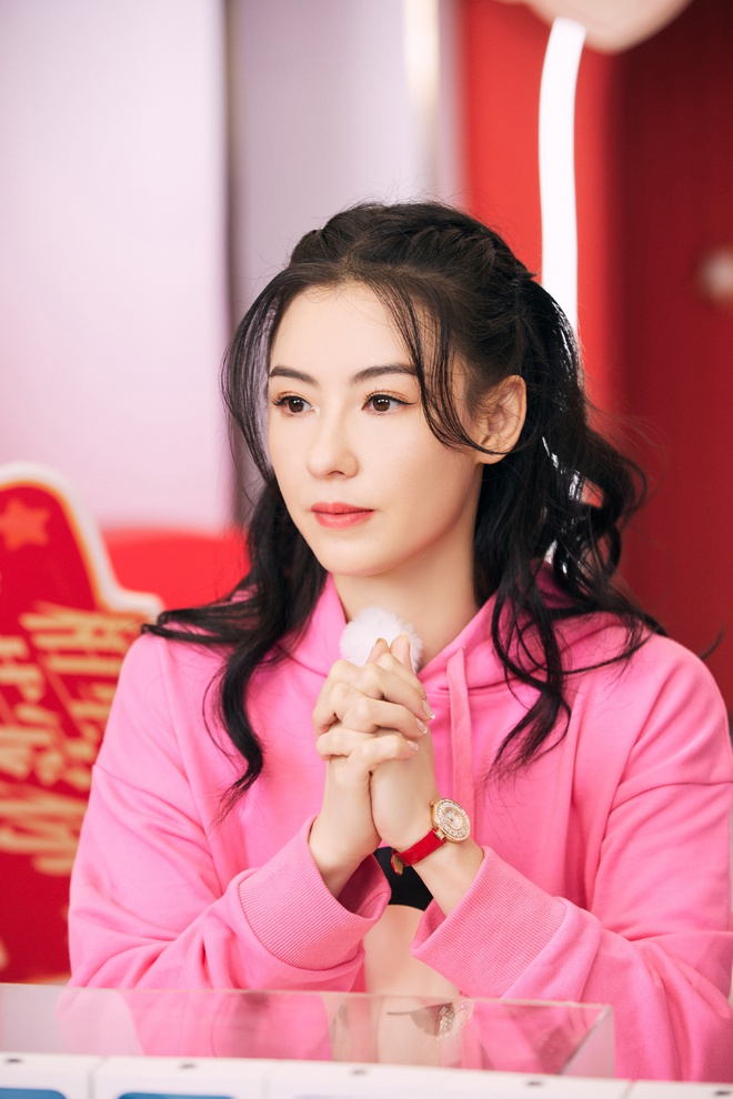 Trương Bá Chi lần đầu livestream bán hàng online, nhan sắc đỉnh đến mức khiến web sập chỉ sau vài phút lên sóng - Ảnh 2.