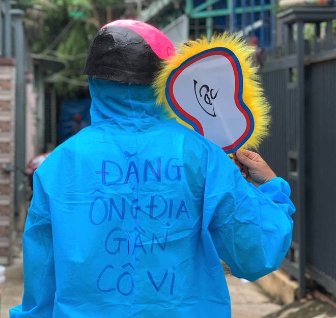 Hé lộ chân dung người thầy đứng sau những điều nhỏ bé dễ thương ở Đà Nẵng: Làm bảng chỉ đường cho bà con hồi hương, 10 năm từ thiện âm thầm - Ảnh 13.