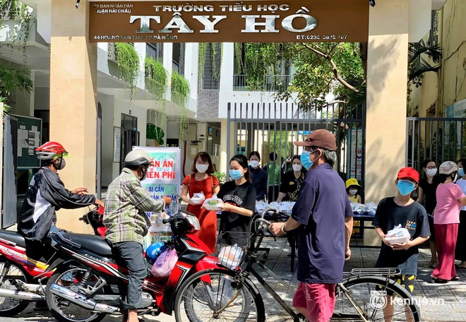 Hé lộ chân dung người thầy đứng sau những điều nhỏ bé dễ thương ở Đà Nẵng: Làm bảng chỉ đường cho bà con hồi hương, 10 năm từ thiện âm thầm - Ảnh 16.
