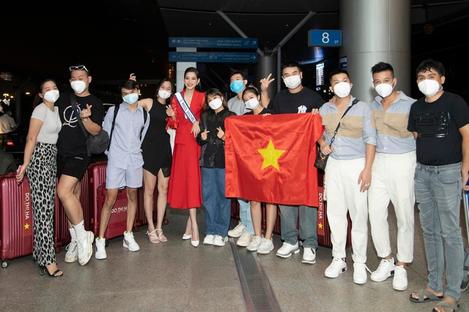 Đỗ Hà mang 200 kg hành lý lên đường tham dự Miss World 2021: Lộ nước cờ đầu tiên về trang phục, xúc động trong vòng tay bố mẹ - Ảnh 6.