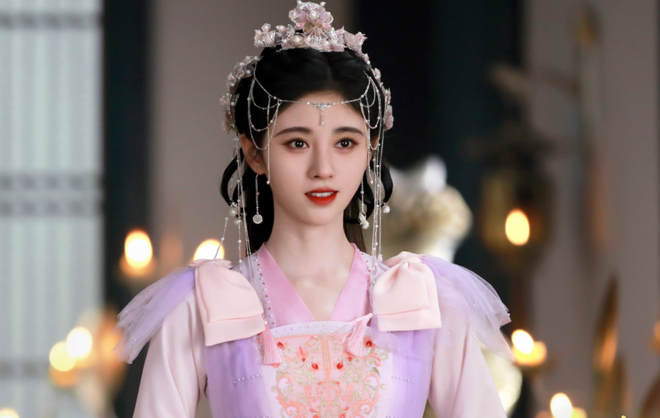 Lộ diện Cúc Tịnh Y bản nam, dây dợ lòng thòng còn makeup trắng bệch trong phim của La Vân Hi - Ảnh 3.