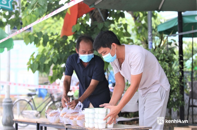 Hé lộ chân dung người thầy đứng sau những điều nhỏ bé dễ thương ở Đà Nẵng: Làm bảng chỉ đường cho bà con hồi hương, 10 năm từ thiện âm thầm - Ảnh 8.