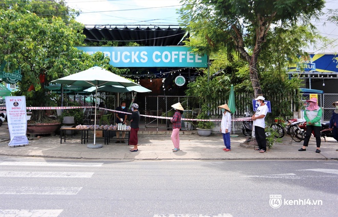 Hé lộ chân dung người thầy đứng sau những điều nhỏ bé dễ thương ở Đà Nẵng: Làm bảng chỉ đường cho bà con hồi hương, 10 năm từ thiện âm thầm - Ảnh 10.