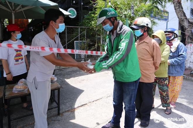 Hé lộ chân dung người thầy đứng sau những điều nhỏ bé dễ thương ở Đà Nẵng: Làm bảng chỉ đường cho bà con hồi hương, 10 năm từ thiện âm thầm - Ảnh 9.