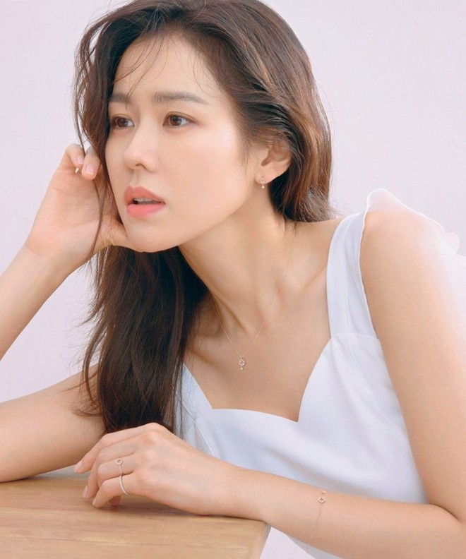 Son Ye Jin trẻ trung phát hờn ở hậu trường phim, ăn diện đơn giản nhưng vẫn cưng muốn xỉu - Ảnh 5.