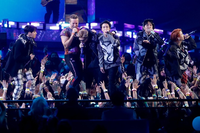 BTS diễn tại AMAs mà như ở concert riêng, kết hợp Coldplay siêu đỉnh nhưng góc quay khiến fan tức á - Ảnh 5.