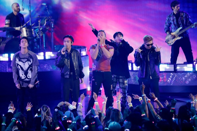 BTS diễn tại AMAs mà như ở concert riêng, kết hợp Coldplay siêu đỉnh nhưng góc quay khiến fan tức á - Ảnh 4.