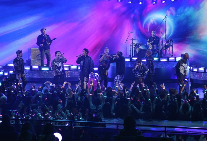BTS diễn tại AMAs mà như ở concert riêng, kết hợp Coldplay siêu đỉnh nhưng góc quay khiến fan tức á - Ảnh 6.