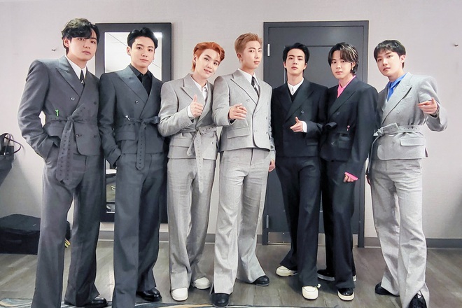 BTS nhận Daesang tại Mỹ nhưng lại mặc outfit nhăn nhúm kém sang, fan bênh stylist chằm chặp dù Knet đòi đuổi cổ? - Ảnh 5.