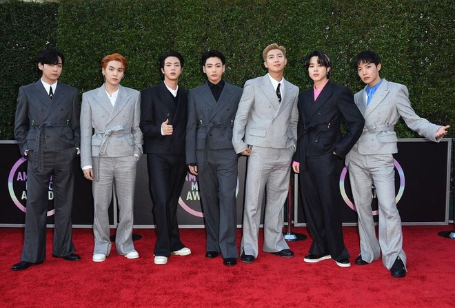 BTS nhận Daesang tại Mỹ nhưng lại mặc outfit nhăn nhúm kém sang, fan bênh stylist chằm chặp dù Knet đòi đuổi cổ? - Ảnh 2.