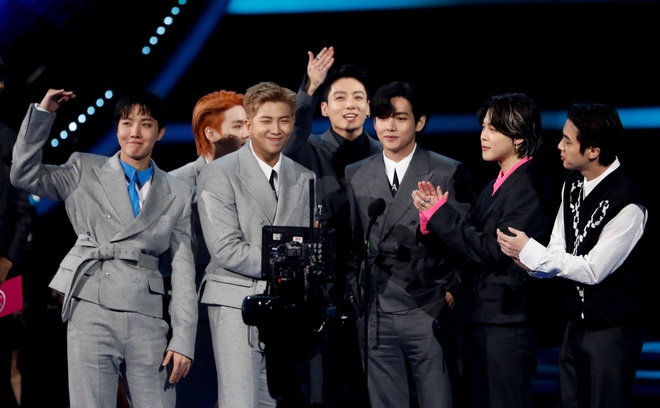 BTS nhận Daesang tại Mỹ nhưng lại mặc outfit nhăn nhúm kém sang, fan bênh stylist chằm chặp dù Knet đòi đuổi cổ? - Ảnh 4.