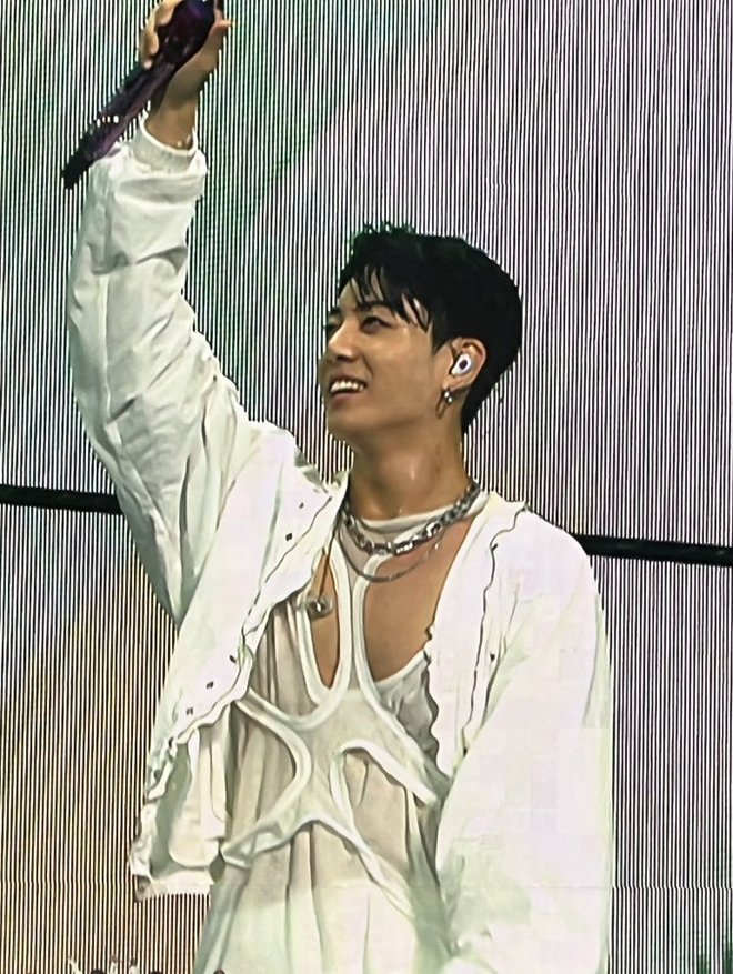 Khoảnh khắc nóng bỏng tay tại concert 40.000 người của BTS: Hot nhất là màn lộ ngực, phanh áo của em út Jungkook! - Ảnh 2.