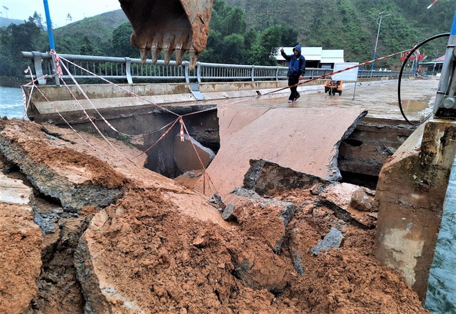 Mưa lớn gây sạt lở, 1 huyện miền núi ở Quảng Nam bị cô lập - Ảnh 1.