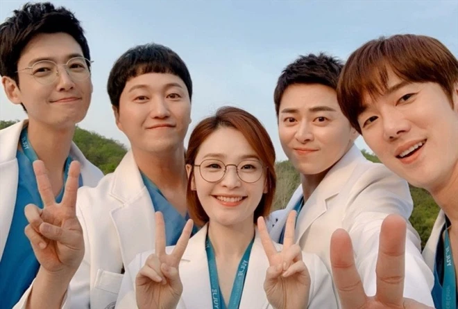 16 phim Hàn được bình chọn hay nhất 2021: Hospital Playlist chốt đầu bảng, Hometown Cha-Cha-Cha đuổi sát nút - Ảnh 1.