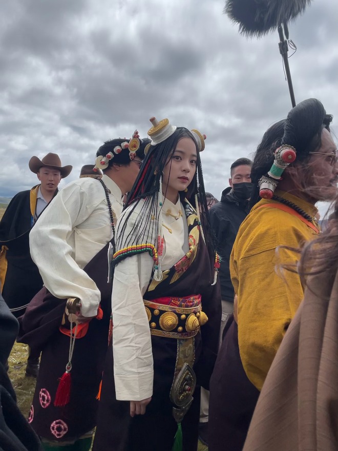 1 đám cưới ở Tây Tạng bỗng gây bão MXH vì cô phù dâu xinh ngất ngây đến vô thực, tưởng ai hóa ra nữ thần nhan sắc đình đám Cbiz - Ảnh 12.