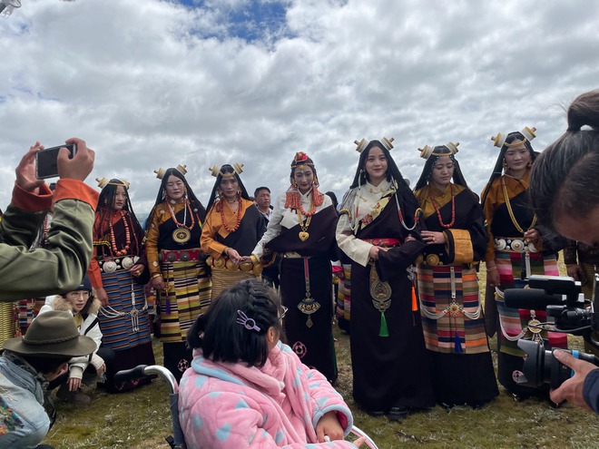 1 đám cưới ở Tây Tạng bỗng gây bão MXH vì cô phù dâu xinh ngất ngây đến vô thực, tưởng ai hóa ra nữ thần nhan sắc đình đám Cbiz - Ảnh 13.