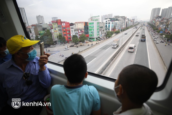 Người Hà Nội thích thú trải nghiệm chuyến tàu Cát Linh - Hà Đông đầu tiên: Tàu chạy êm và nhanh, tôi thao thức suốt đêm, cuối cùng cũng được đi - Ảnh 6.