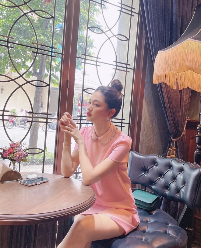 Ngỡ ngàng với sắc vóc mẹ bỉm check ngoài phố sau 20 ngày sinh nở, hoá ra là nàng hậu đình đám Vbiz! - Ảnh 2.
