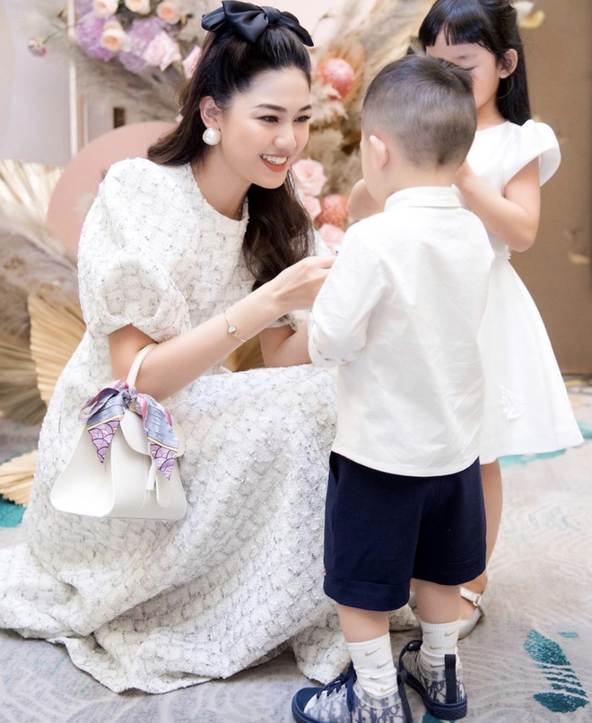 Ngỡ ngàng với sắc vóc mẹ bỉm check ngoài phố sau 20 ngày sinh nở, hoá ra là nàng hậu đình đám Vbiz! - Ảnh 6.