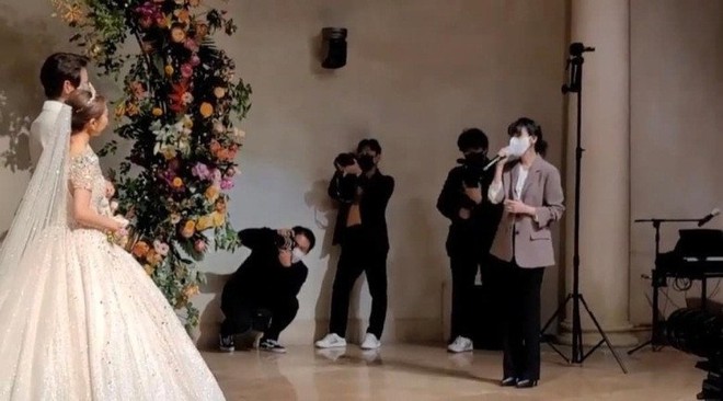Đám cưới hoành tráng của Lee Ji Hoon và vợ kém 14 tuổi: Cô dâu xinh xắn khoe vòng 1 khủng, IU lộ diện với vai trò đặc biệt - Ảnh 2.