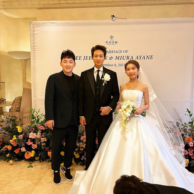 Đám cưới hoành tráng của Lee Ji Hoon và vợ kém 14 tuổi: Cô dâu xinh xắn khoe vòng 1 khủng, IU lộ diện với vai trò đặc biệt - Ảnh 9.
