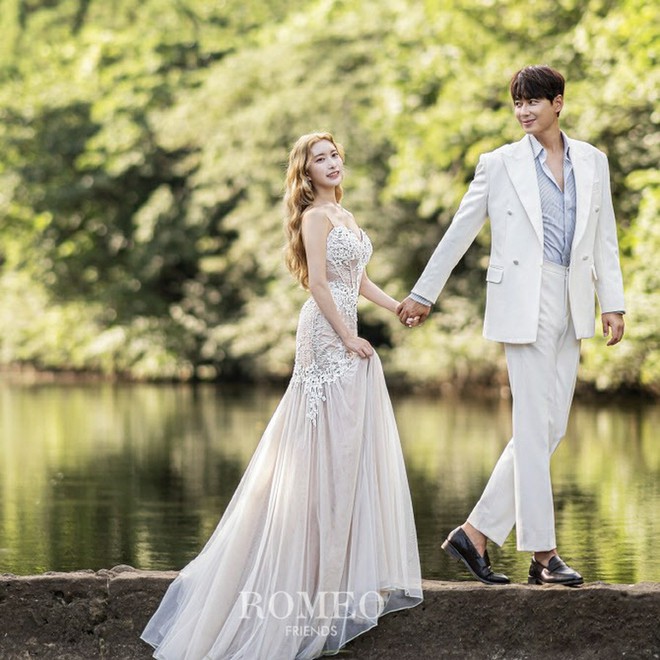 Đám cưới hoành tráng của Lee Ji Hoon và vợ kém 14 tuổi: Cô dâu xinh xắn khoe vòng 1 khủng, IU lộ diện với vai trò đặc biệt - Ảnh 14.
