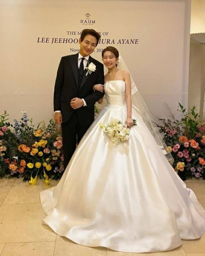 Đám cưới hoành tráng của Lee Ji Hoon và vợ kém 14 tuổi: Cô dâu xinh xắn khoe vòng 1 khủng, IU lộ diện với vai trò đặc biệt - Ảnh 3.