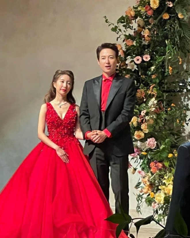 Đám cưới hoành tráng của Lee Ji Hoon và vợ kém 14 tuổi: Cô dâu xinh xắn khoe vòng 1 khủng, IU lộ diện với vai trò đặc biệt - Ảnh 7.