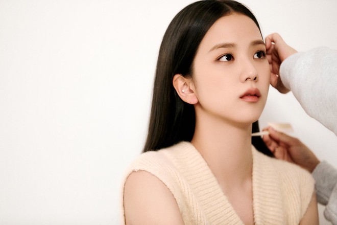 Jisoo đẹp xỉu trong hậu trường chụp tạp chí với tình màn ảnh Jung Hae In: Biến mọi khung hình thành A-cut, còn lộ cả cơ bụng số 11 căng đét - Ảnh 2.