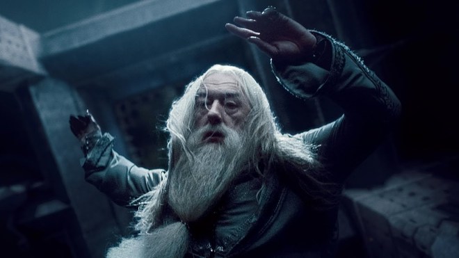 Sốc óc cái chết của thầy Dumbledore trong Harry Potter đã được bí mật ám chỉ từ phần 3: Tác giả cài cắm quá tài tình, ấp ủ suốt 6 năm? - Ảnh 1.