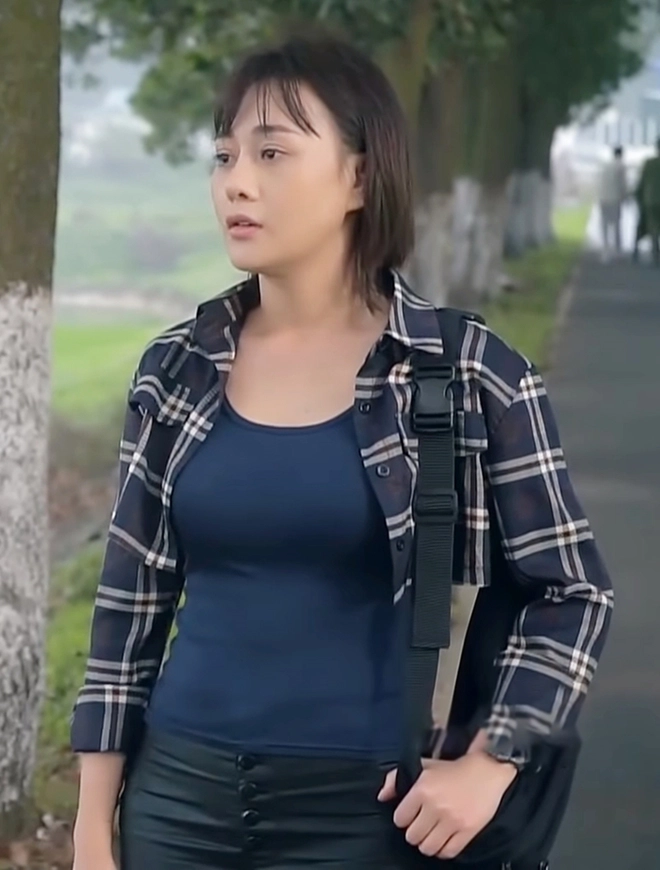 3 chị gái diện đồ phát bực ở phim Việt 2021: Cô Nam (Hương Vị Tình Thân) là thảm họa thời trang, Nhã Phương cũng chả kém phần - Ảnh 1.