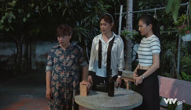 3 chị gái diện đồ phát bực ở phim Việt 2021: Cô Nam (Hương Vị Tình Thân) là thảm họa thời trang, Nhã Phương cũng chả kém phần - Ảnh 5.