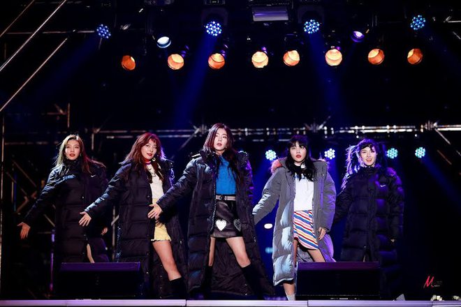 Nhìn Irene (Red Velvet) run cầm cập như sắp ngất trên sân khấu, netizen không khỏi cảm thán về mặt trái của nghề idol - Ảnh 5.