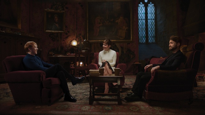 Mê xỉu visual dàn học sinh Harry Potter hội ngộ sau 20 năm: Chàng Harry để râu làm netizen Việt rạo rực, sốc nhất nhan sắc Emma Watson! - Ảnh 2.