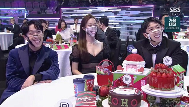 Khẩu trang nụ cười giả trân tái xuất lễ trao giải SBS: Song Ji Hyo - Kim Jong Kook đang tình bỗng hóa hề, dàn mỹ nhân khó đỡ lạ - Ảnh 6.