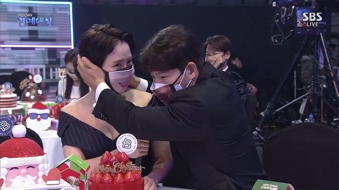 Khẩu trang nụ cười giả trân tái xuất lễ trao giải SBS: Song Ji Hyo - Kim Jong Kook đang tình bỗng hóa hề, dàn mỹ nhân khó đỡ lạ - Ảnh 4.