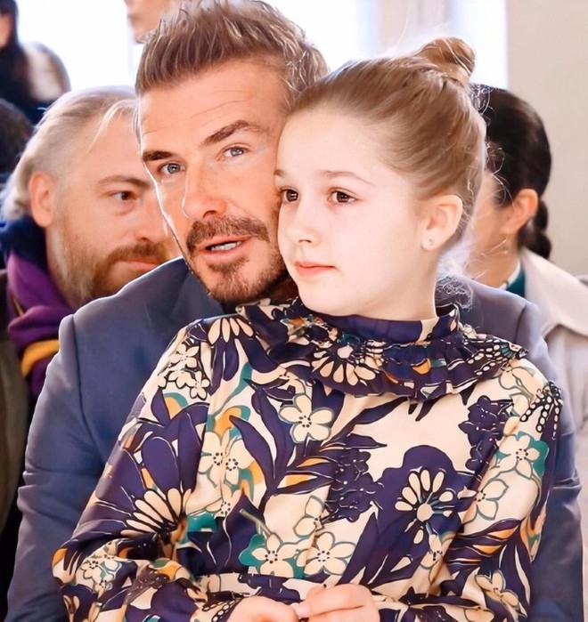 Thế nào là ngậm thìa vàng, hãy nhìn Harper Beckham: Sinh nhật có quà 3 tỷ, dự sự kiện, học như quý tộc, chơi với cả công chúa - Ảnh 2.